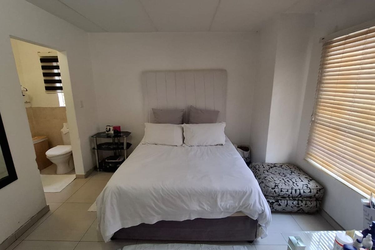 Modern 2-Bedroom, 2-Bathroom Ground Floor Apartment in Livingstones Complex - Photo 2