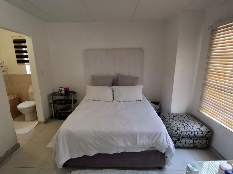 Modern 2-Bedroom, 2-Bathroom Ground Floor Apartment in Livingstones Complex - Photo 2