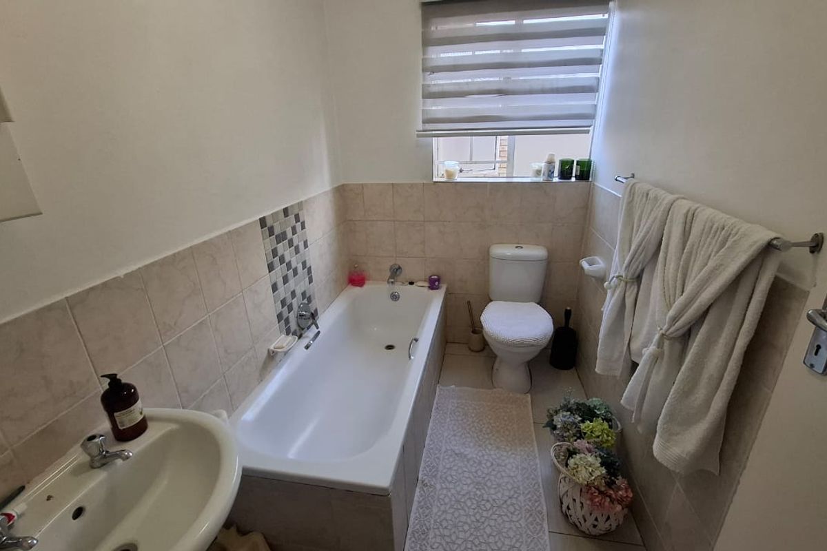 Modern 2-Bedroom, 2-Bathroom Ground Floor Apartment in Livingstones Complex - Photo 5