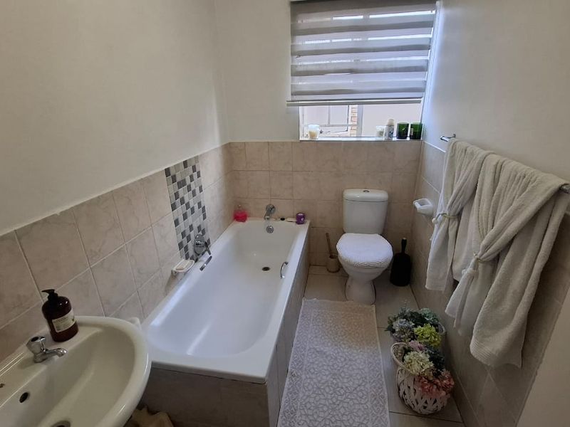 Modern 2-Bedroom, 2-Bathroom Ground Floor Apartment in Livingstones Complex - Photo 5