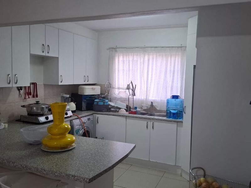 Modern 2-Bedroom, 2-Bathroom Ground Floor Apartment in Livingstones Complex - Photo 9