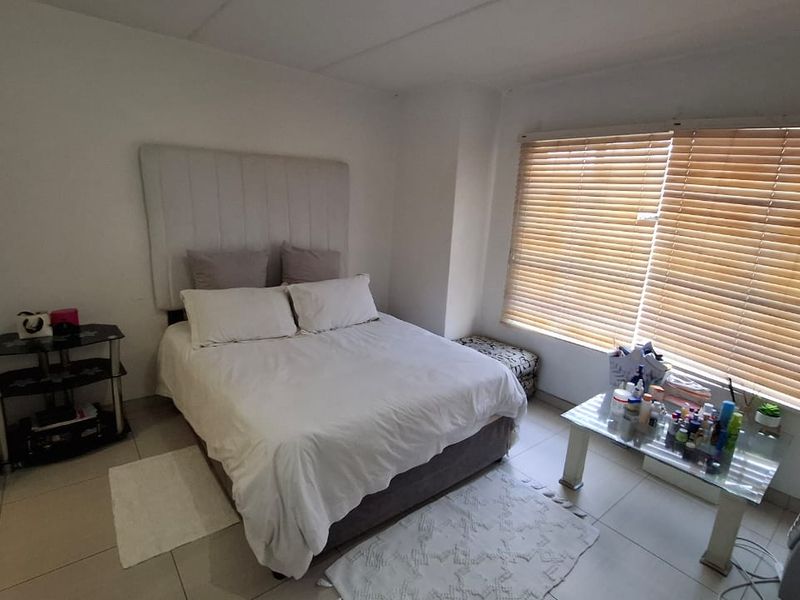 Modern 2-Bedroom, 2-Bathroom Ground Floor Apartment in Livingstones Complex - Photo 10