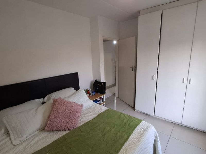 Modern 2-Bedroom, 2-Bathroom Ground Floor Apartment in Livingstones Complex - Photo 8