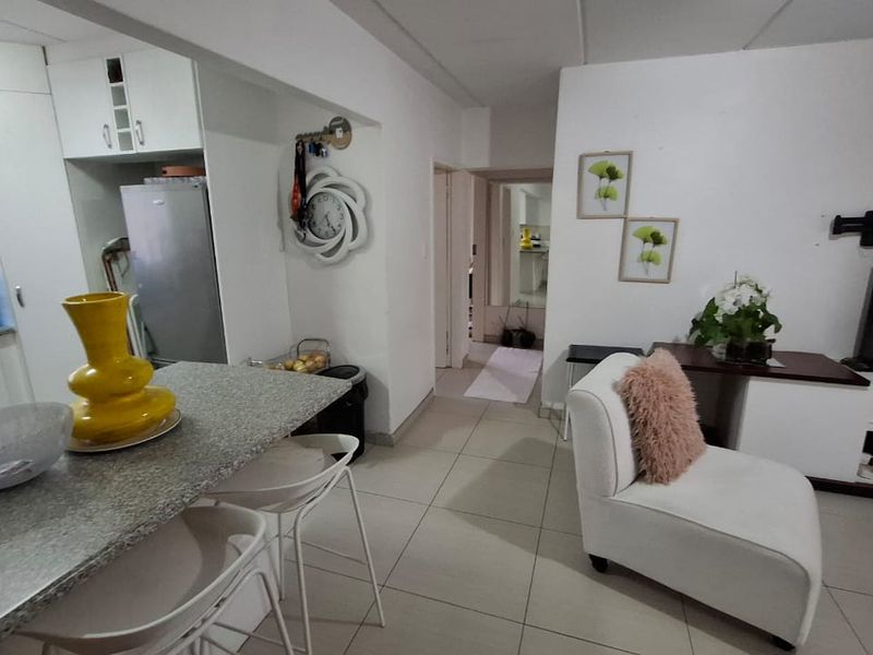 Modern 2-Bedroom, 2-Bathroom Ground Floor Apartment in Livingstones Complex - Photo 7