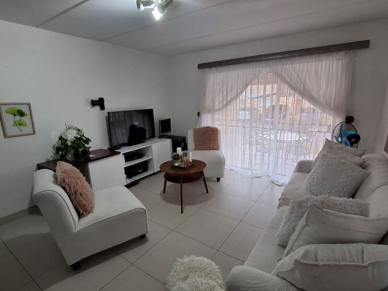 Modern 2-Bedroom, 2-Bathroom Ground Floor Apartment in Livingstones Complex - Photo 6