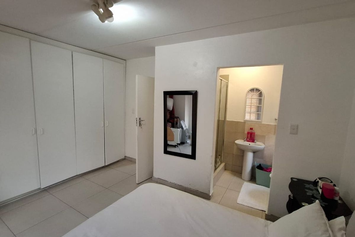 Modern 2-Bedroom, 2-Bathroom Ground Floor Apartment in Livingstones Complex - Photo 4