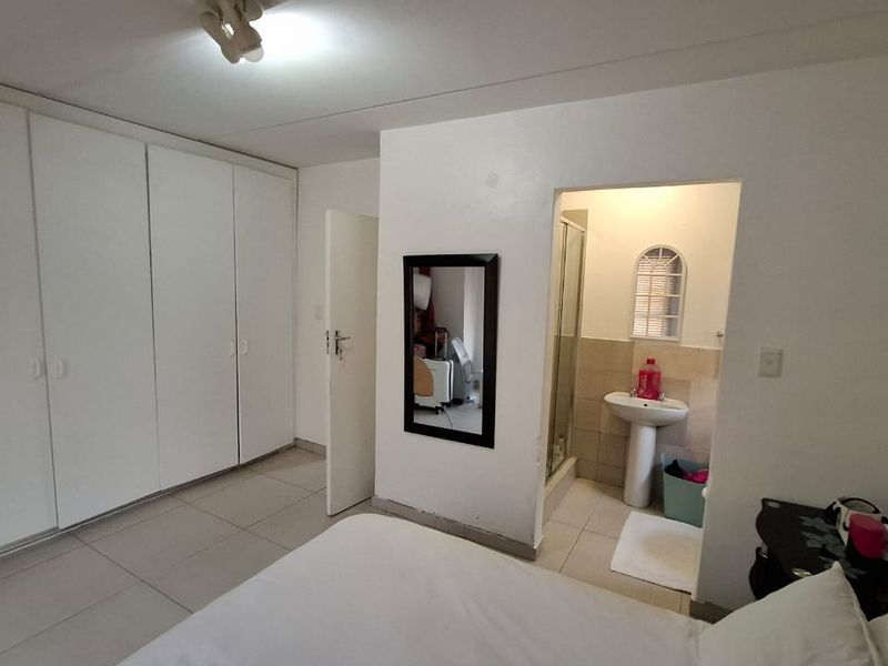 Modern 2-Bedroom, 2-Bathroom Ground Floor Apartment in Livingstones Complex - Photo 4