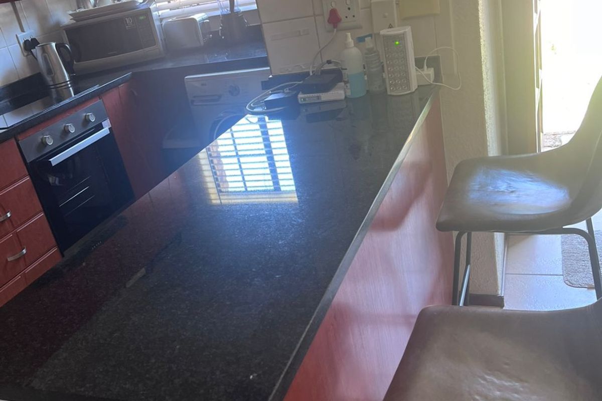 Fully Furnished 2 bedroom 1 Bathroom Townhouse for rent - Photo 4