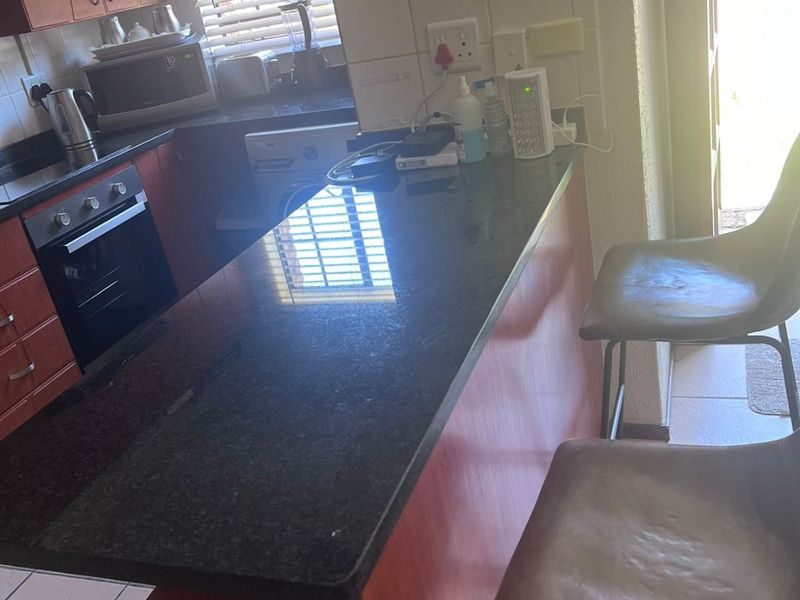 Fully Furnished 2 bedroom 1 Bathroom Townhouse for rent - Photo 4