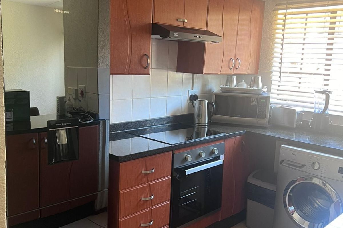 Fully Furnished 2 bedroom 1 Bathroom Townhouse for rent - Photo 3