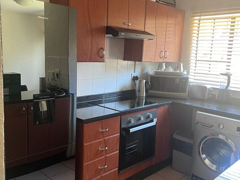 Fully Furnished 2 bedroom 1 Bathroom Townhouse for rent - Photo 3