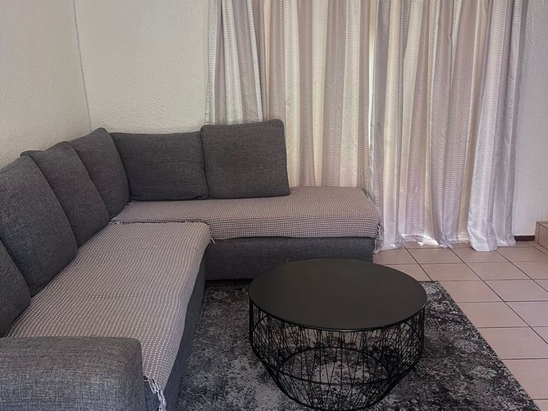 Fully Furnished 2 bedroom 1 Bathroom Townhouse for rent - Photo 5