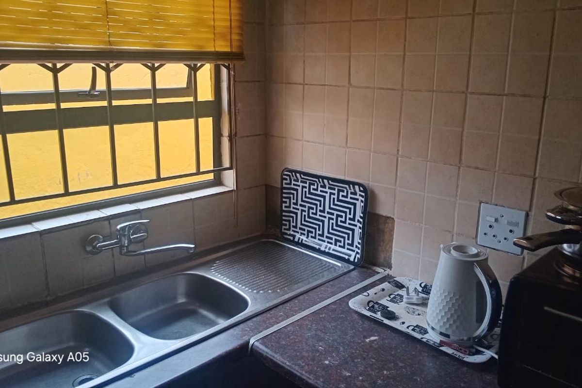 3 Bedroom House to Rent  in CLAYVILLE - Photo 5