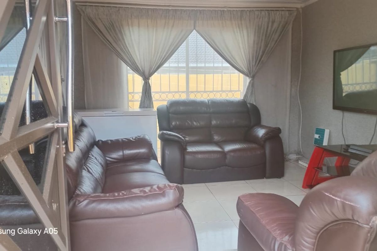 3 Bedroom House to Rent  in CLAYVILLE - Photo 2