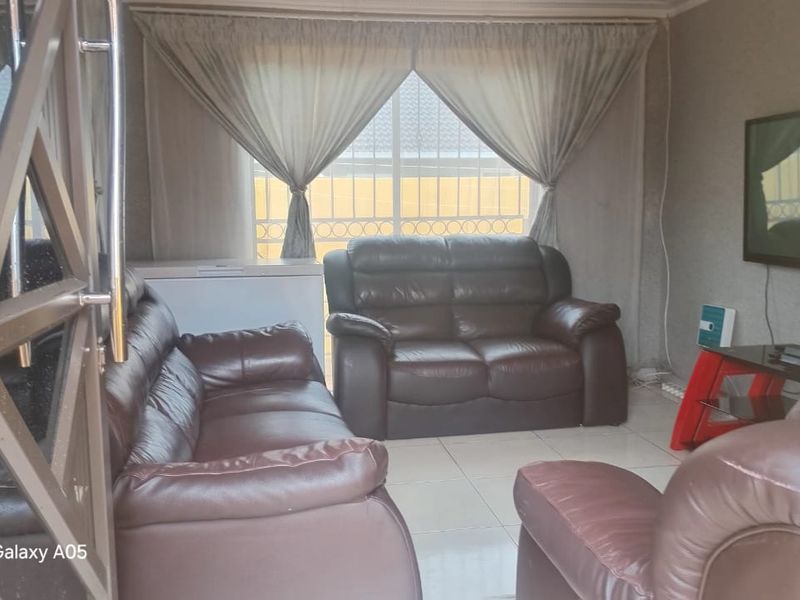 3 Bedroom House to Rent  in CLAYVILLE - Photo 2