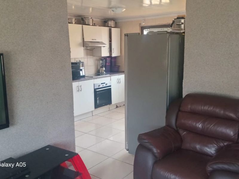 3 Bedroom House to Rent  in CLAYVILLE - Photo 7