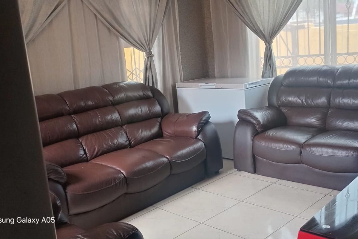 3 Bedroom House to Rent  in CLAYVILLE - Photo 3