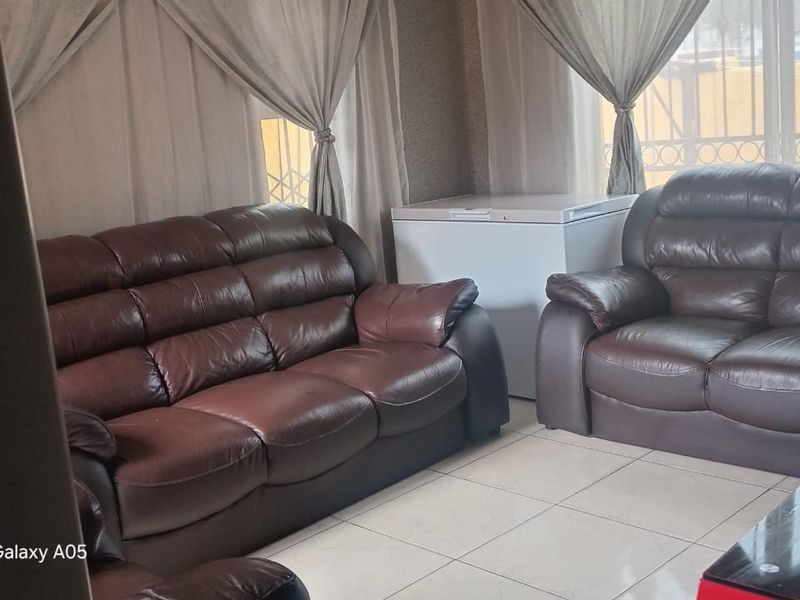 3 Bedroom House to Rent  in CLAYVILLE - Photo 3