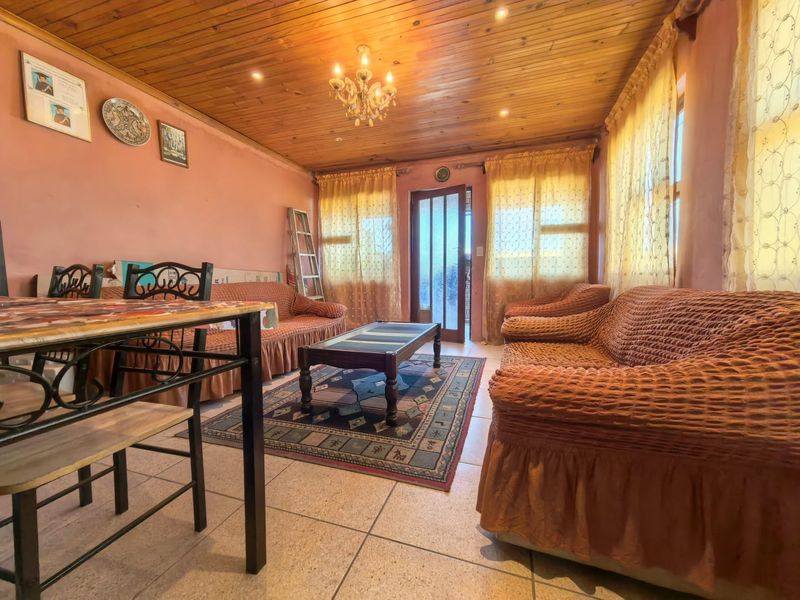 Two Bedroom Fully Enclosed Family Home For Sale in Lavender Hill  - Photo 2