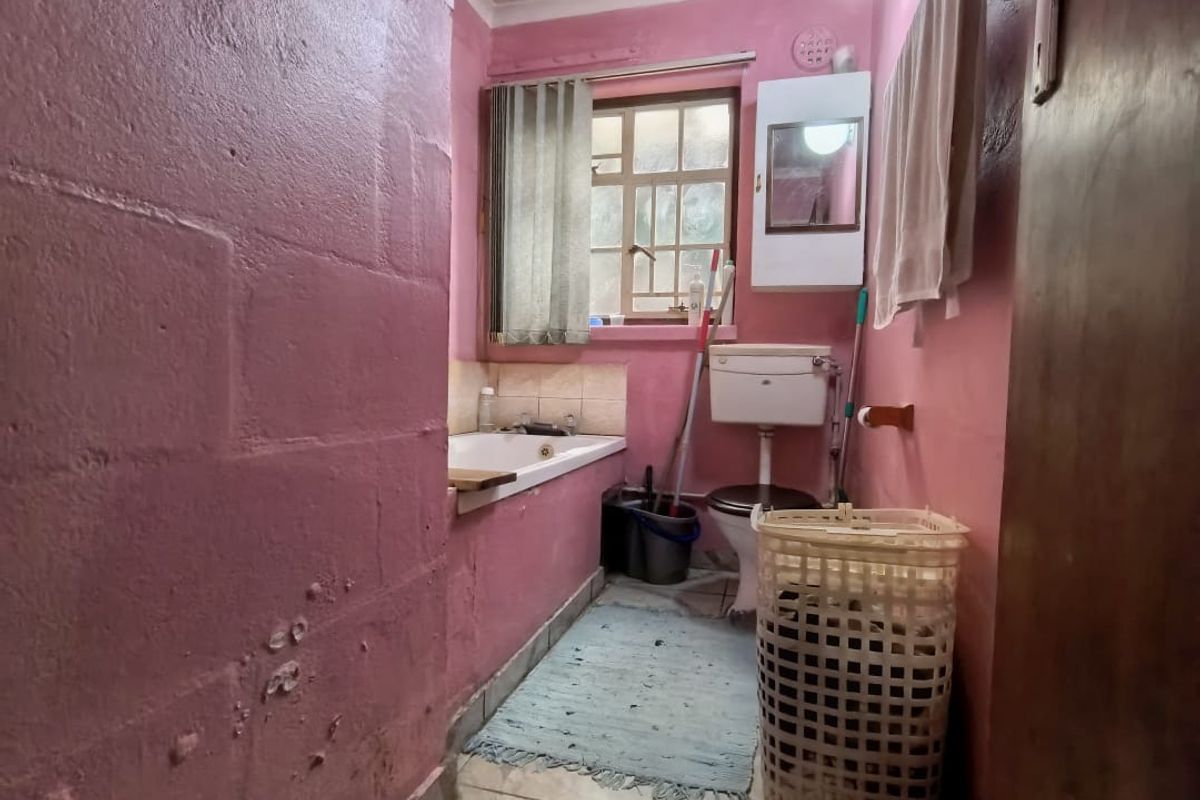 Two Bedroom Fully Enclosed Family Home For Sale in Lavender Hill  - Photo 5