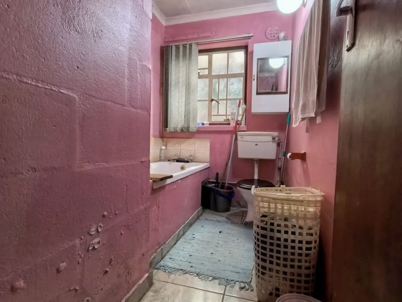 Two Bedroom Fully Enclosed Family Home For Sale in Lavender Hill  - Photo 5