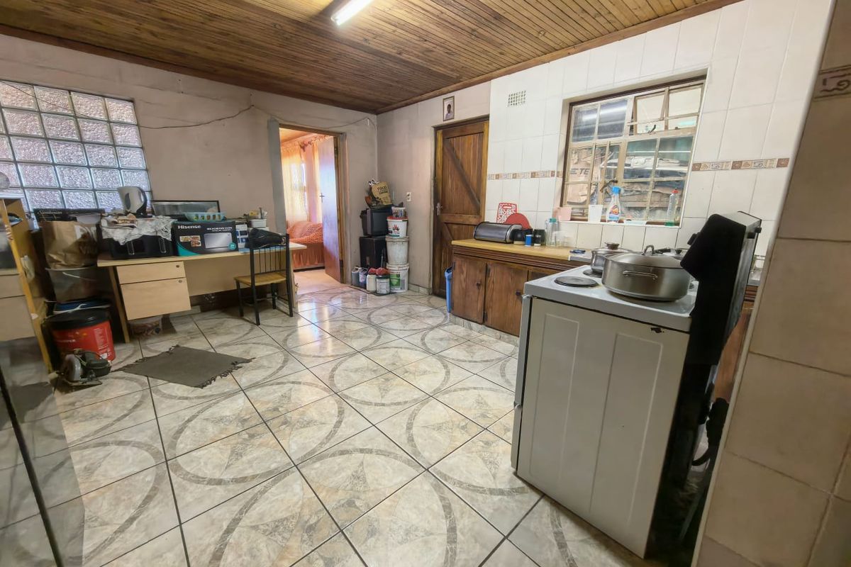 Two Bedroom Fully Enclosed Family Home For Sale in Lavender Hill  - Photo 3