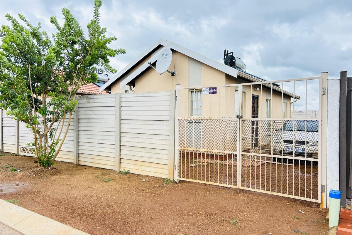 Spacious 3 bedroom and 2 bathroom house for sale in Palm Ridge - Photo 2