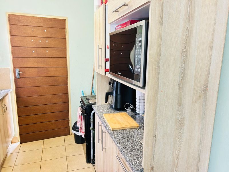 Spacious 3 bedroom and 2 bathroom house for sale in Palm Ridge - Photo 4