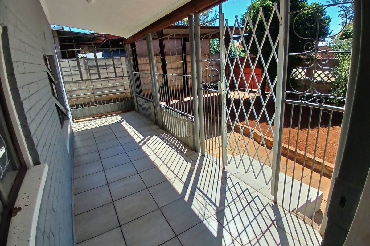 SPACIOUS 3 BEDROOM HOME WITH 2 BEDROOM FLATLET – DANVILLE - Photo 3