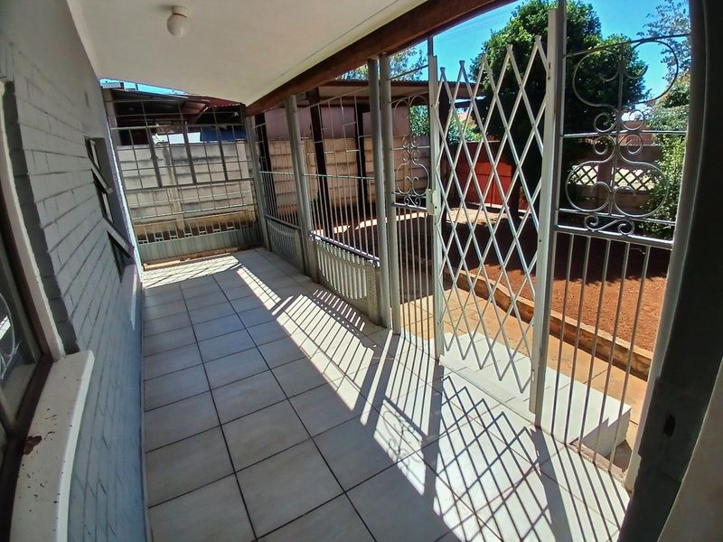 SPACIOUS 3 BEDROOM HOME WITH 2 BEDROOM FLATLET – DANVILLE - Photo 3
