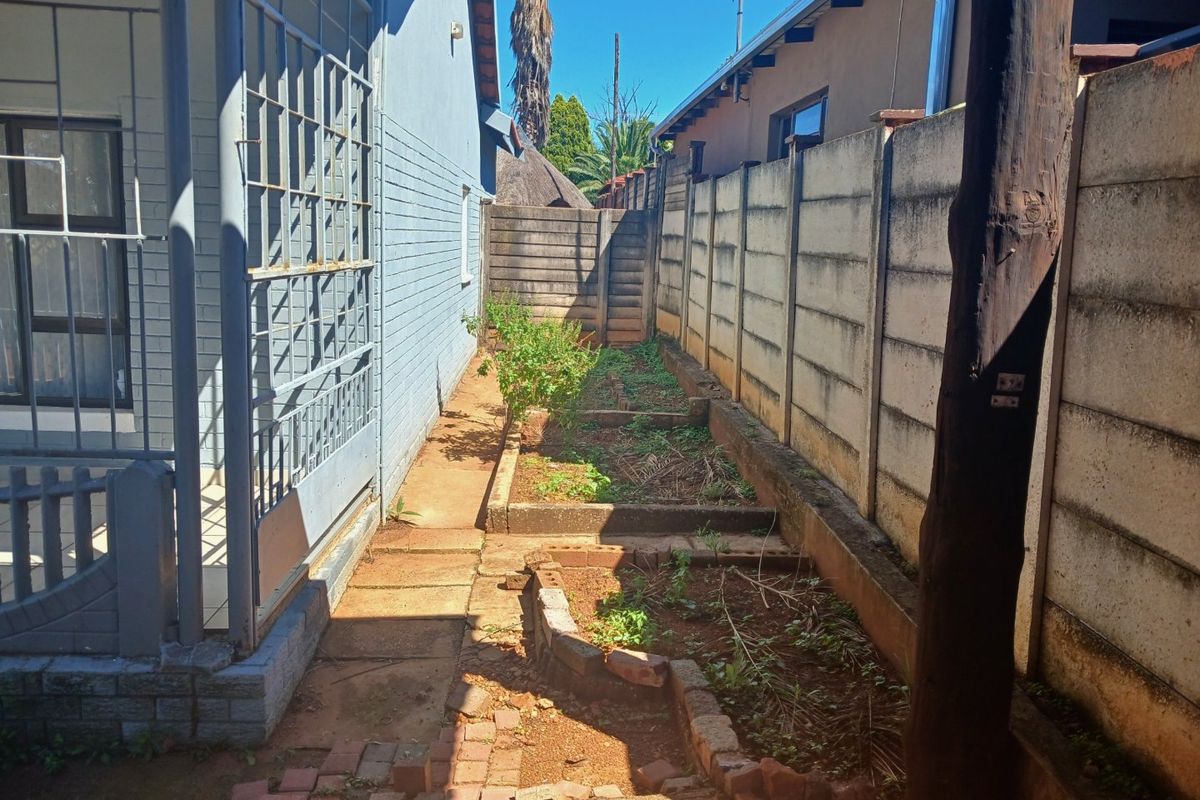 SPACIOUS 3 BEDROOM HOME WITH 2 BEDROOM FLATLET – DANVILLE - Photo 5