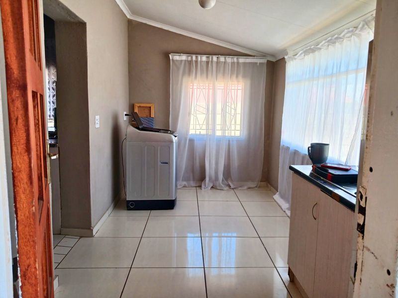 SPACIOUS 3 BEDROOM HOME WITH 2 BEDROOM FLATLET – DANVILLE - Photo 10