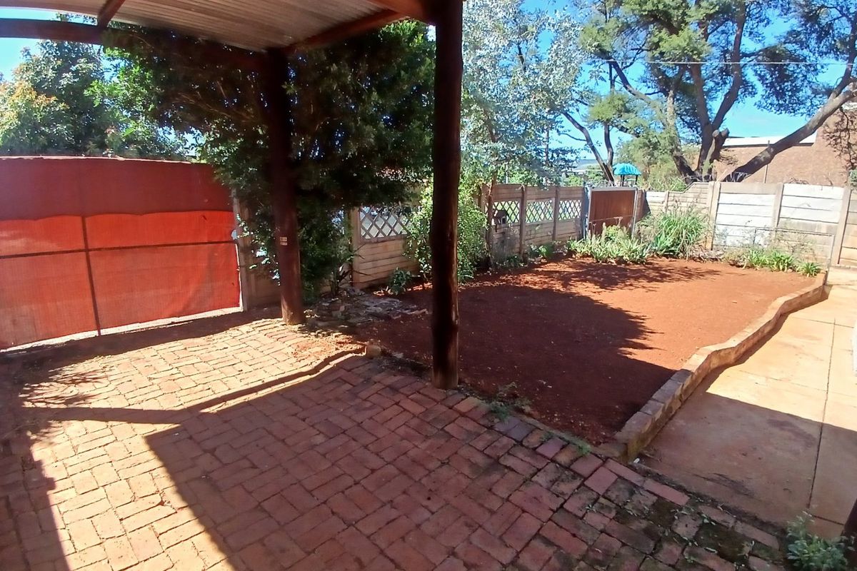 SPACIOUS 3 BEDROOM HOME WITH 2 BEDROOM FLATLET – DANVILLE - Photo 4