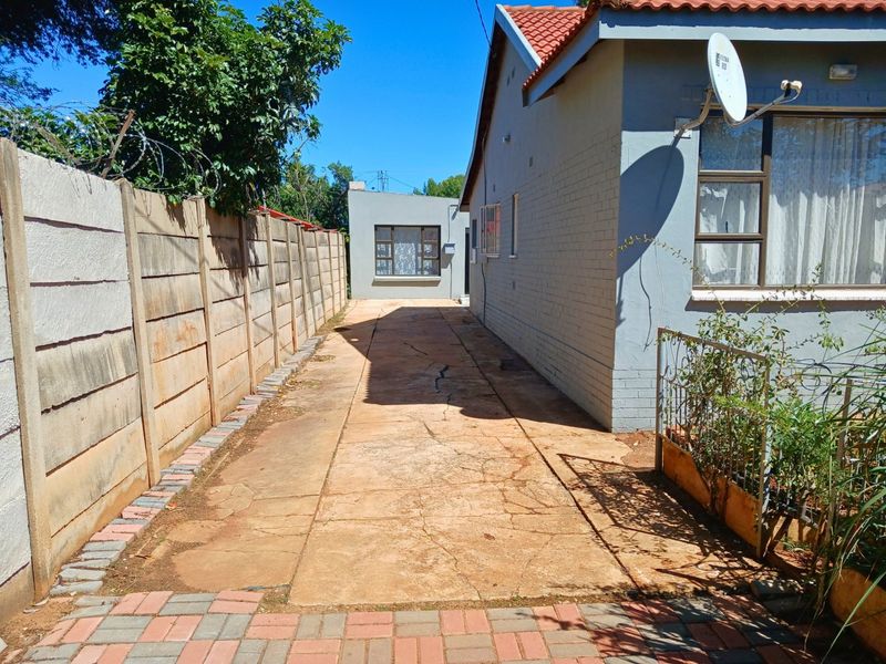 SPACIOUS 3 BEDROOM HOME WITH 2 BEDROOM FLATLET – DANVILLE - Photo 6