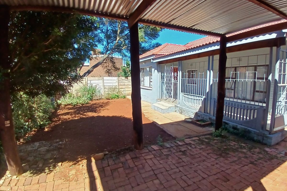 SPACIOUS 3 BEDROOM HOME WITH 2 BEDROOM FLATLET – DANVILLE - Photo 2