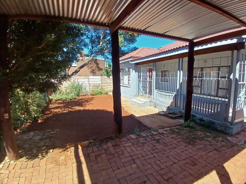 SPACIOUS 3 BEDROOM HOME WITH 2 BEDROOM FLATLET – DANVILLE - Photo 2