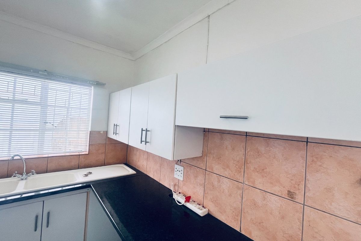 Long Term rental One bedroom townhouse with garage - Photo 3