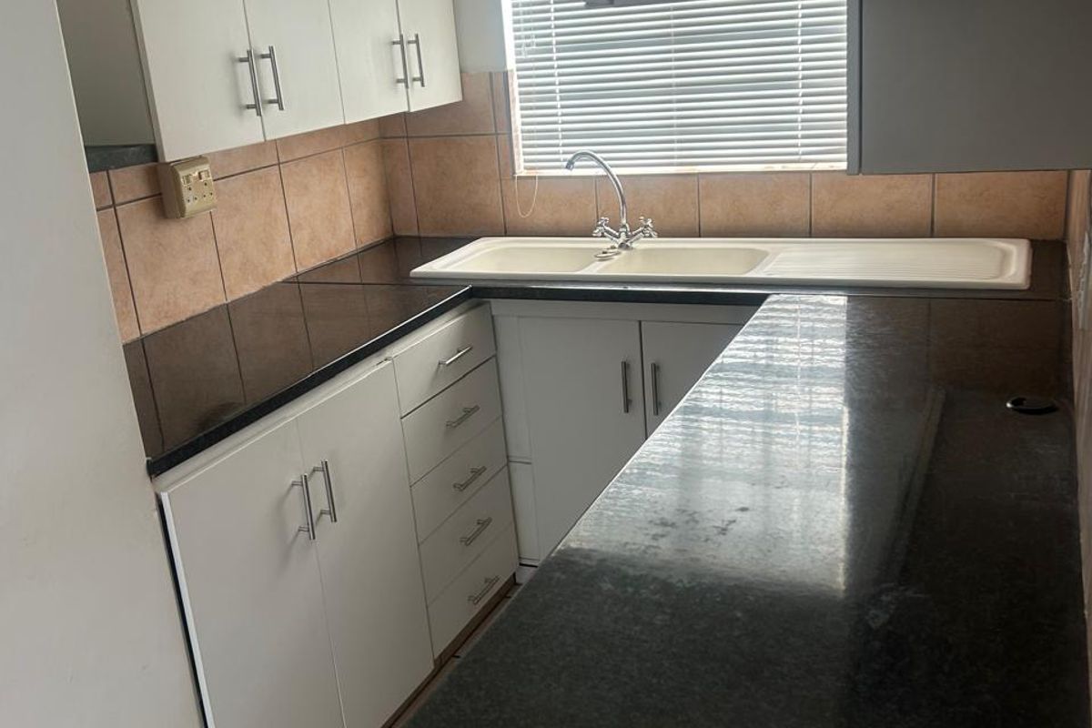 Long Term rental One bedroom townhouse with garage - Photo 5