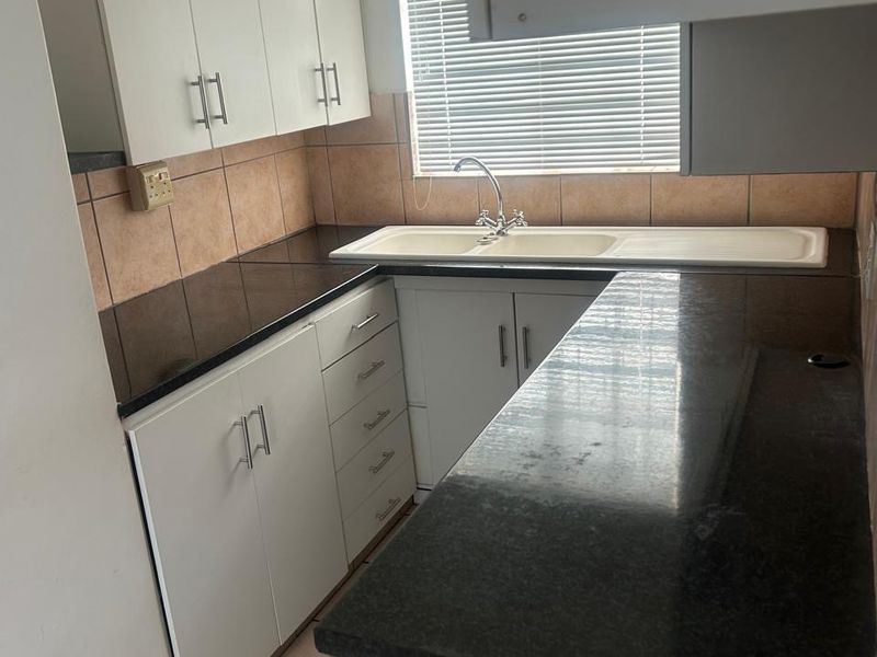 Long Term rental One bedroom townhouse with garage - Photo 5