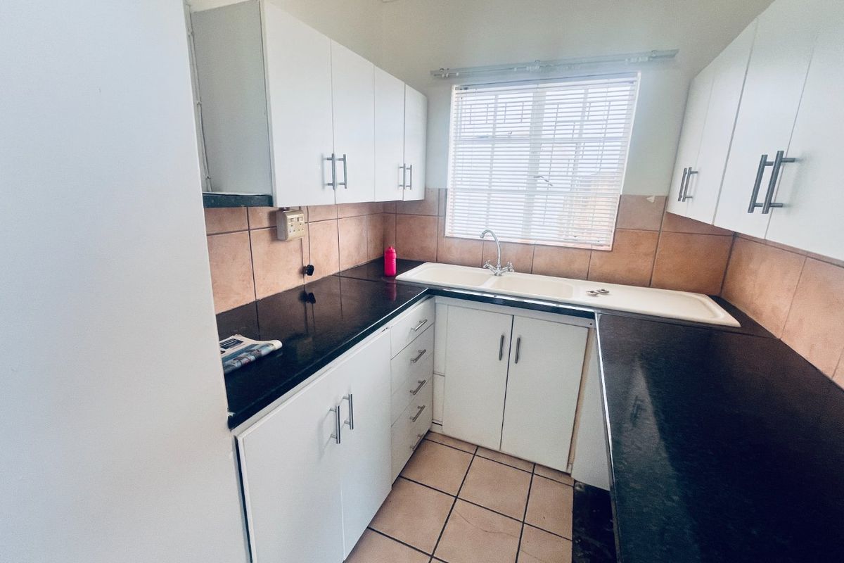 Long Term rental One bedroom townhouse with garage - Photo 4