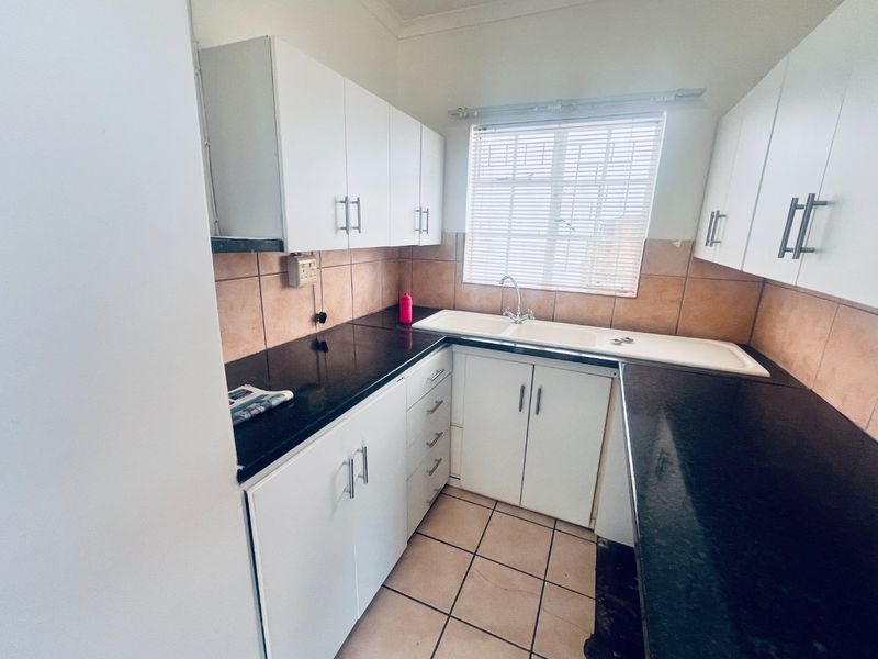 Long Term rental One bedroom townhouse with garage - Photo 4