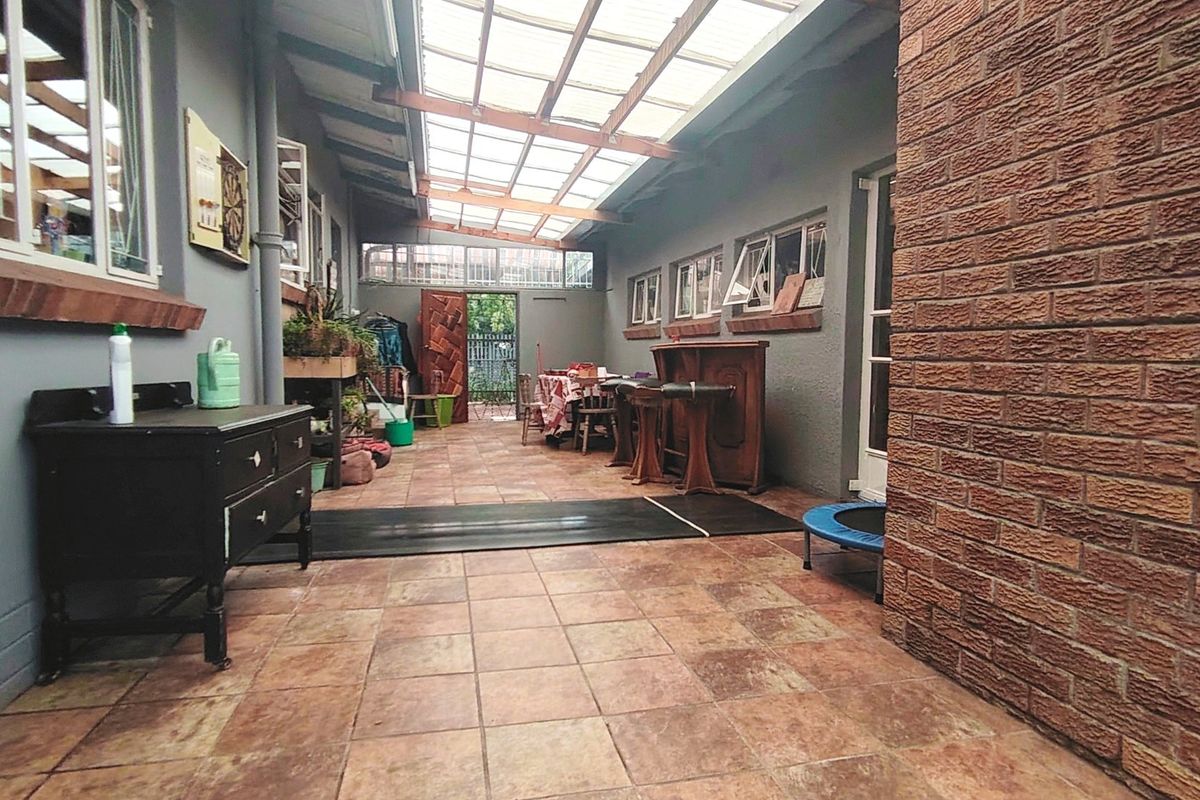 Family Home with Pool, Lapa & Wendy House in SW5 - Photo 3