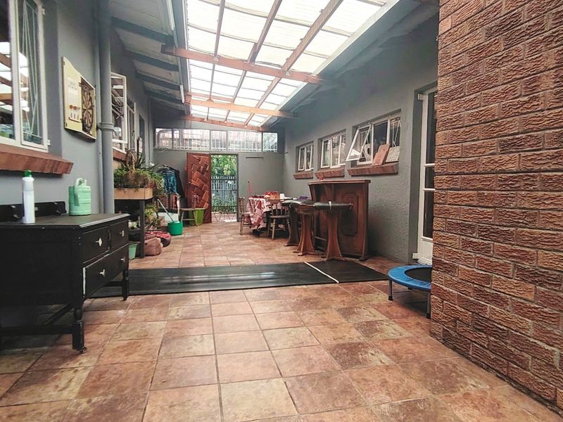 Family Home with Pool, Lapa & Wendy House in SW5 - Photo 3