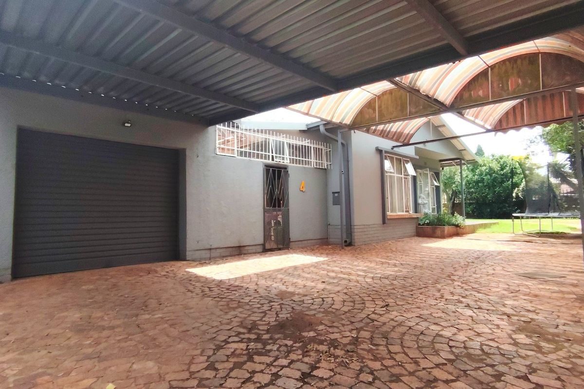 Family Home with Pool, Lapa & Wendy House in SW5 - Photo 5