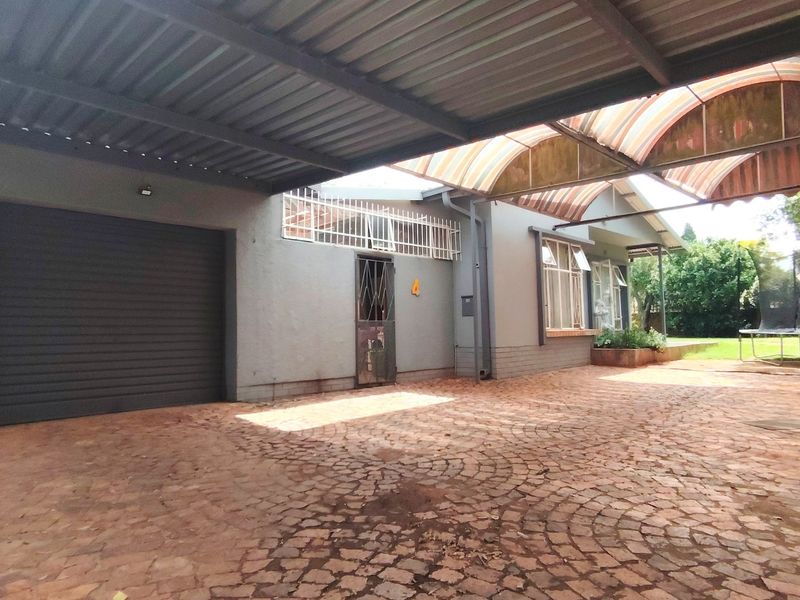 Family Home with Pool, Lapa & Wendy House in SW5 - Photo 5