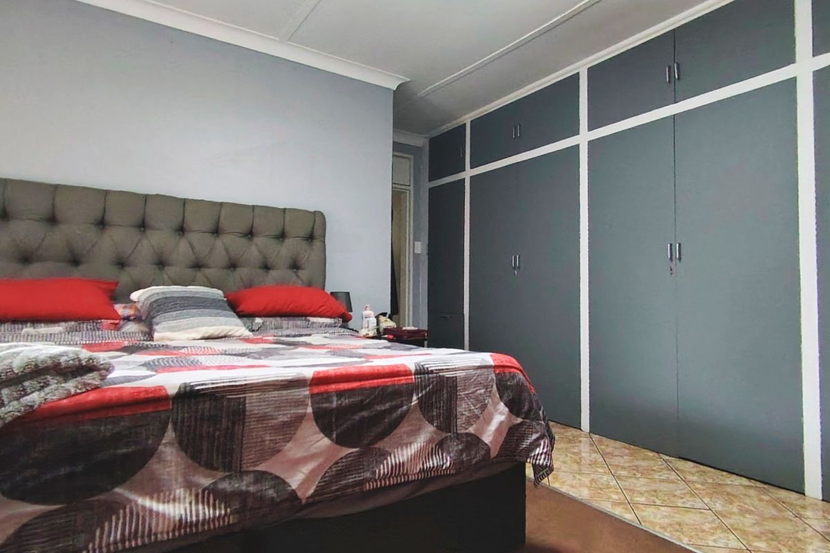 Family Home with Pool, Lapa & Wendy House in SW5 - Photo 4