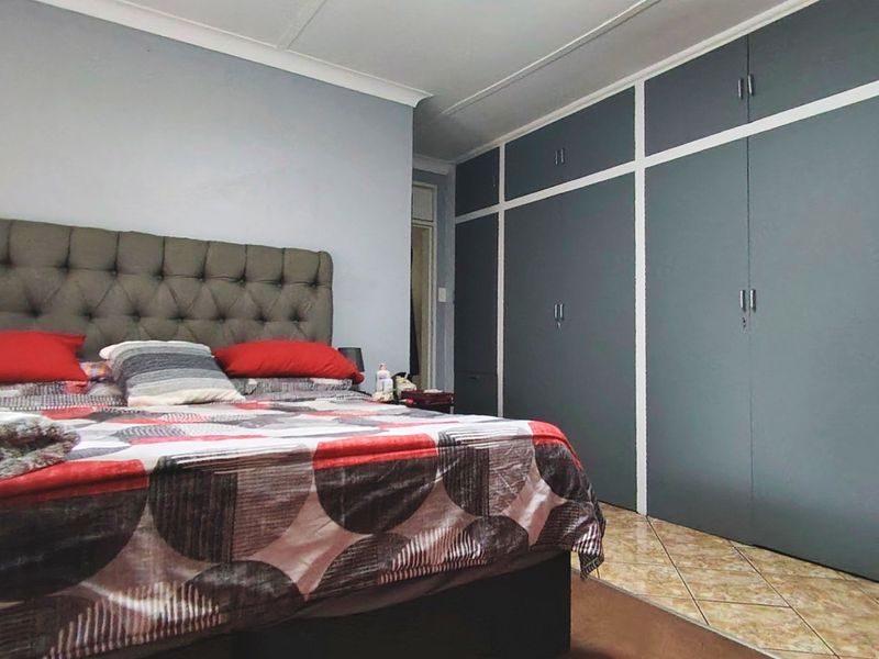 Family Home with Pool, Lapa & Wendy House in SW5 - Photo 4