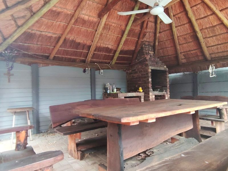 Family Home with Pool, Lapa & Wendy House in SW5 - Photo 10