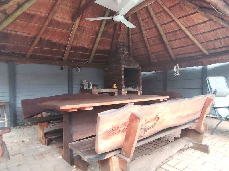 Family Home with Pool, Lapa & Wendy House in SW5 - Photo 9