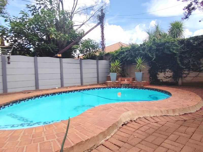 Family Home with Pool, Lapa & Wendy House in SW5 - Photo 8